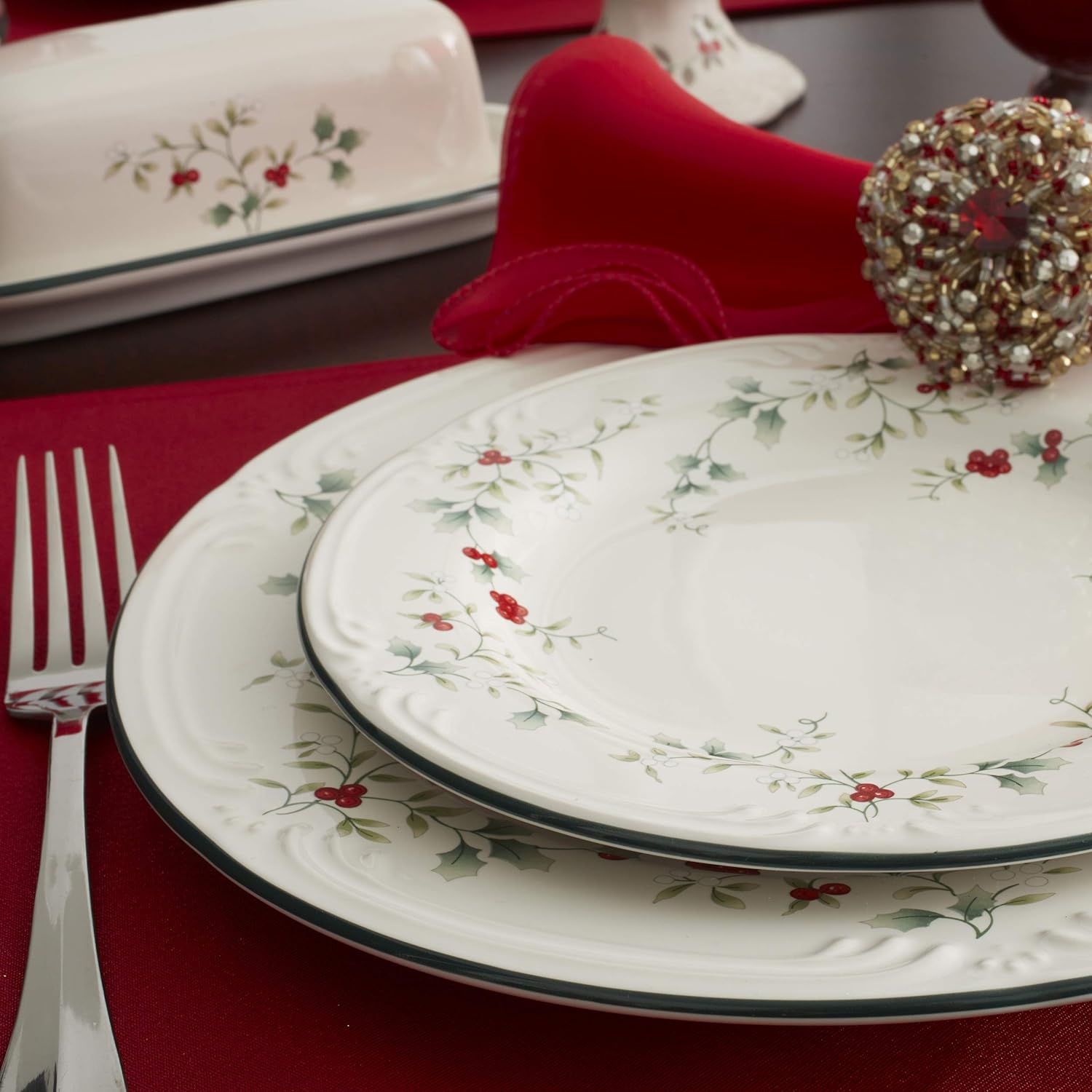 Pfaltzgraff 5072007 Winterberry Holiday 16 Piece Dinnerware Set, Service for 4, White