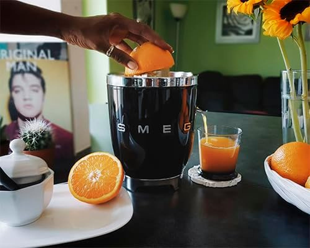 SMEG 50'S Retro Style Citrus Juicer with Drip Free Spout, Automatic Activation, and Efficient Straining, Black