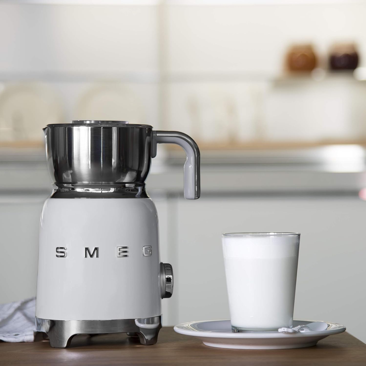 SMEG Retro 50'S Style Milk Frother with 2 Disks 6 Preset Programs Hot or Cold Frothing and Induction Heating (White)