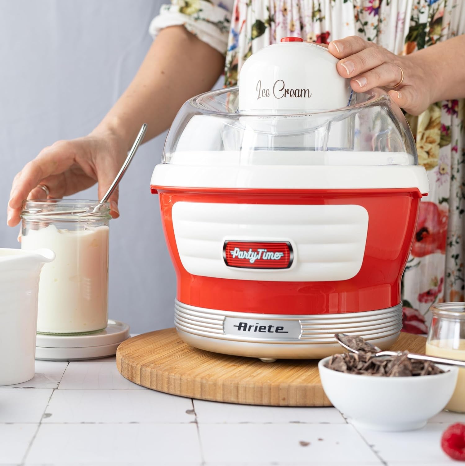 Ariete 643 Ice Cream Maker Party Time, Macchina per Fare Il Gelato, 12W, Capacità 1,5 L, Cestello Estraibile Con Doppio Isolamento, Tempo Preparazione 30 Minuti, Coperchio per Aggiunta Ingredienti,